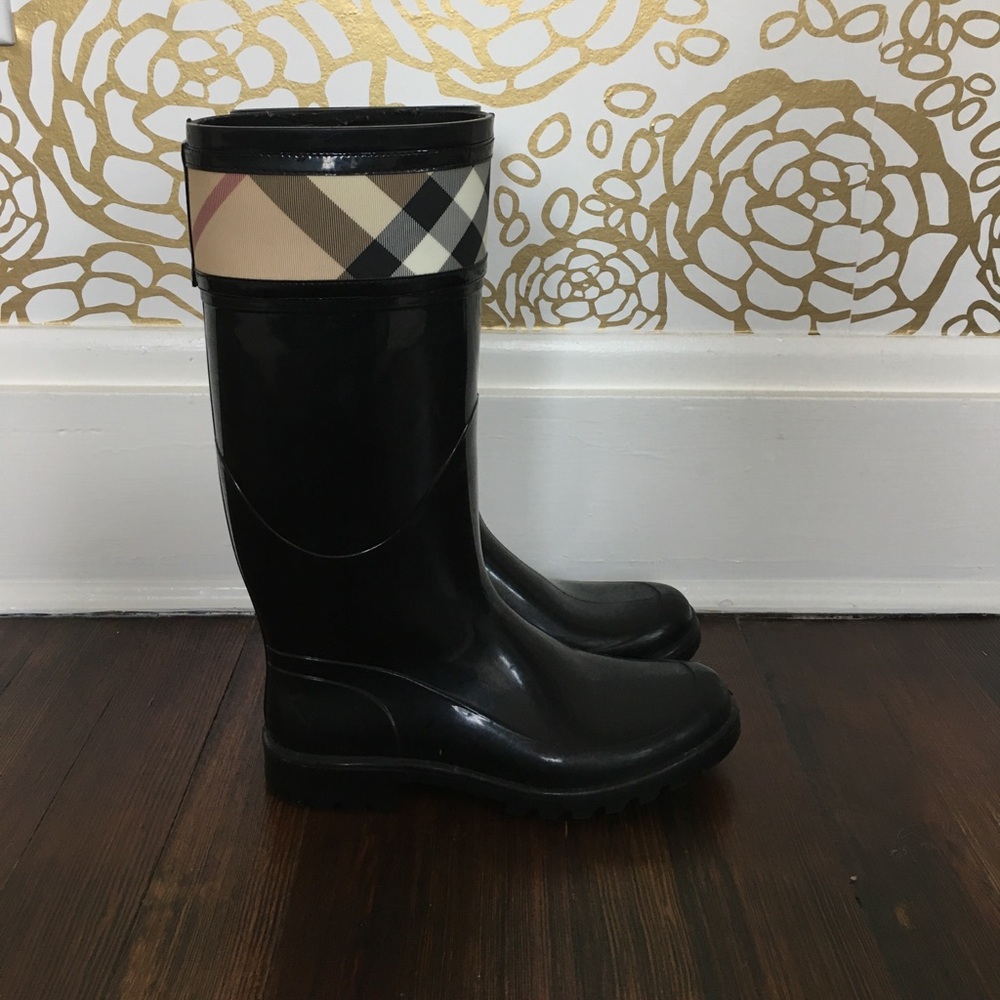 Burberry Black Rain Boots with Beige/White Check Cuff - Picture 2 of 6